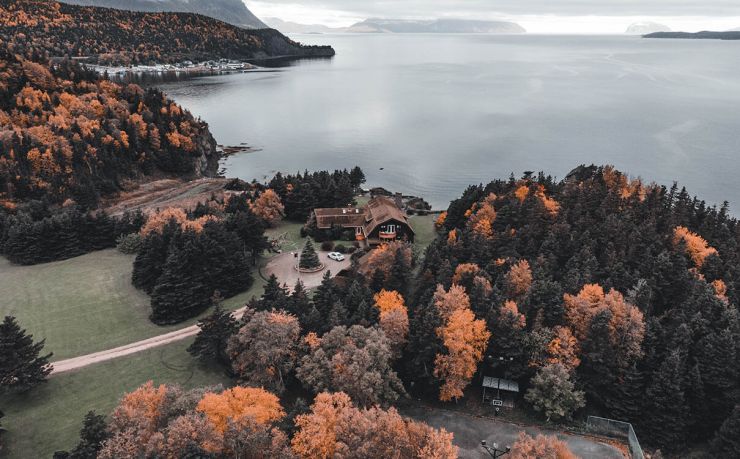 作为专业财务会计师，我可以从“税务、资产申报、跨境资金流动”三个维度，为你梳理巴西移民过程中必须提前规划的核心财务问题。以下信息基于 2024 年 6 月最新有效的巴西联邦税法、外汇法规及 CRS 交换规则，供你决策前参考。请务必结合个人情况再聘当地注册会计师（CRC）与移民律师做最终定稿。